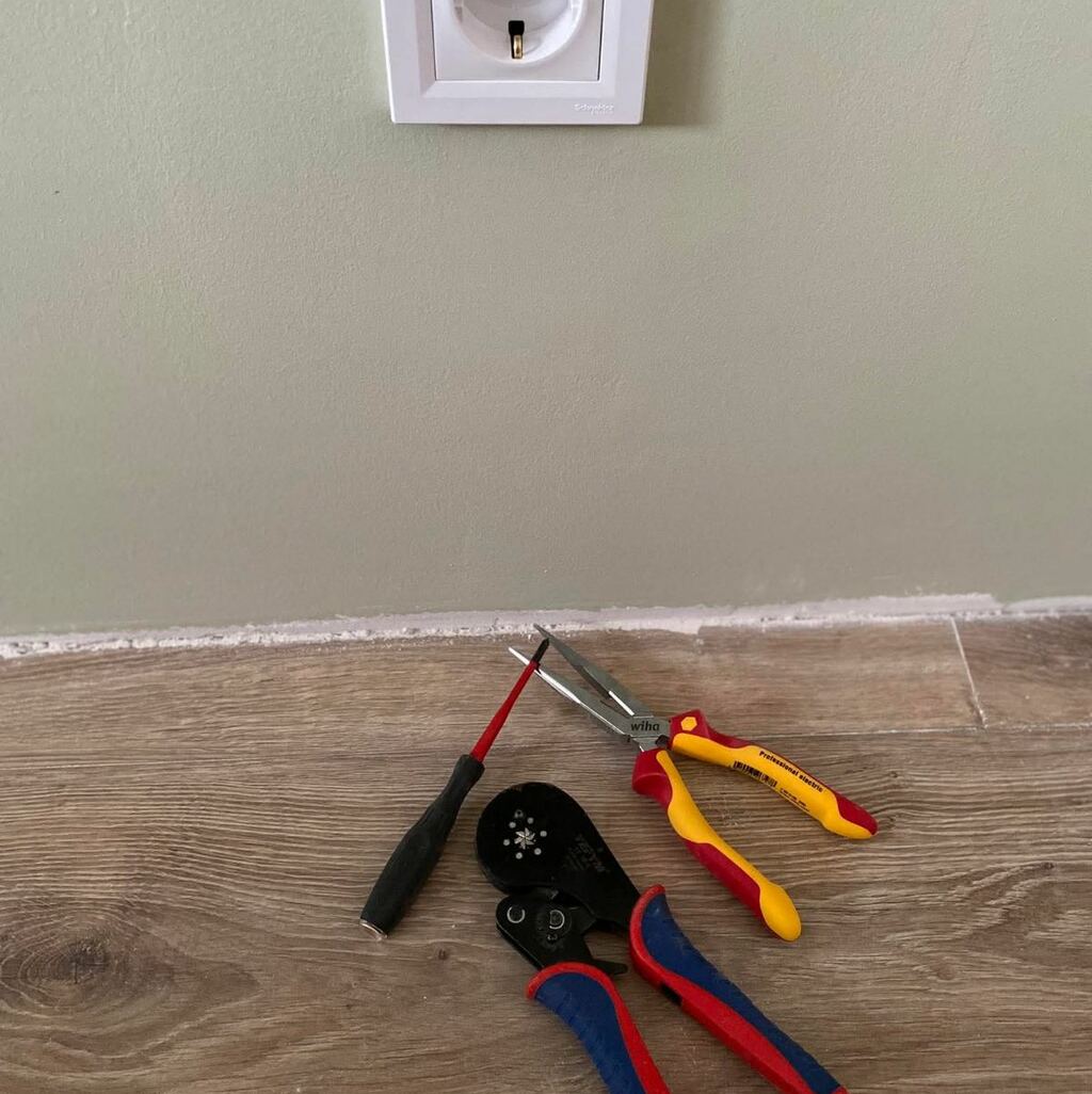 Konnektor szerelés szerszámokkal