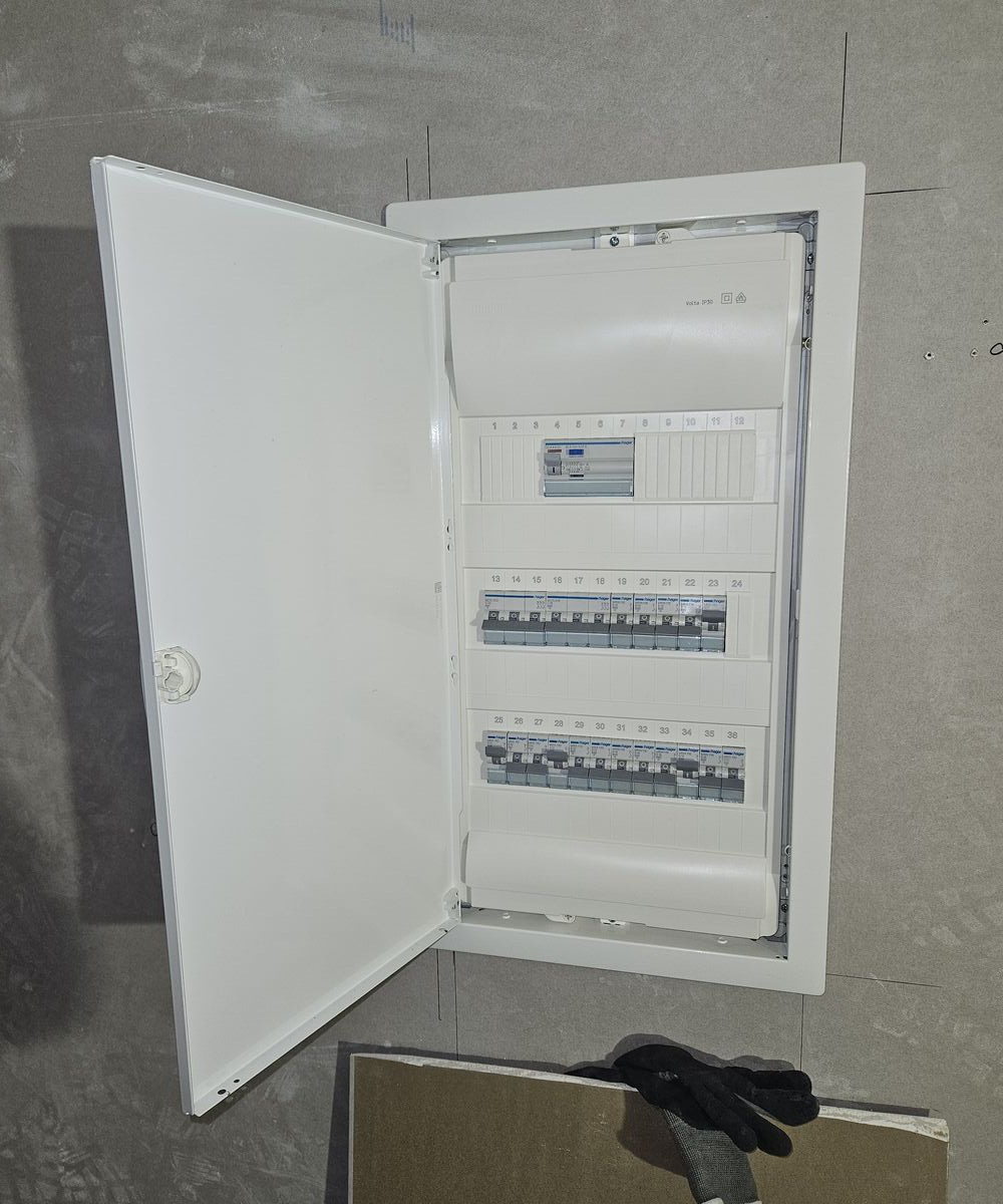 Komplett villanyszerelés – 80m² lakás elosztó