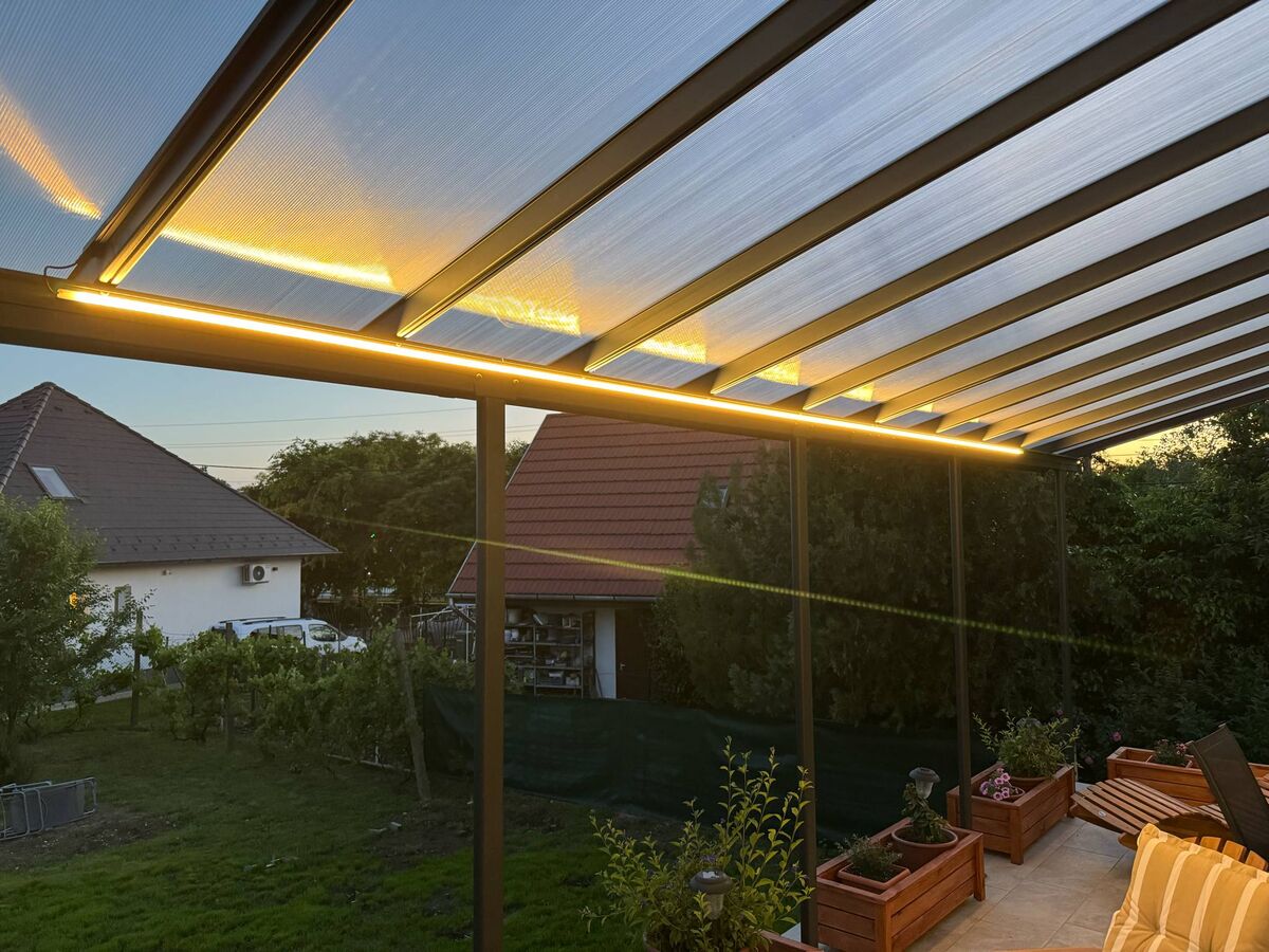 Pergola rejtett LED-fénysávval alkonyatkor